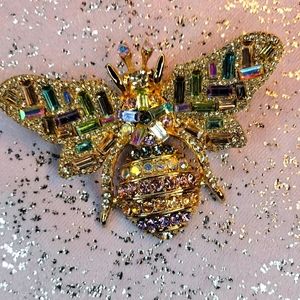 Queen 🐝 broach with rhinestone